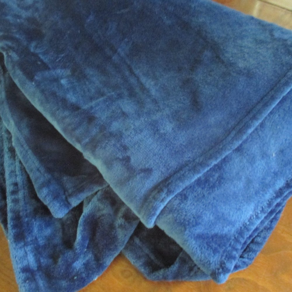Cozy Dark Blue Velvety Fleece Throw Blanket approx 5 x 8